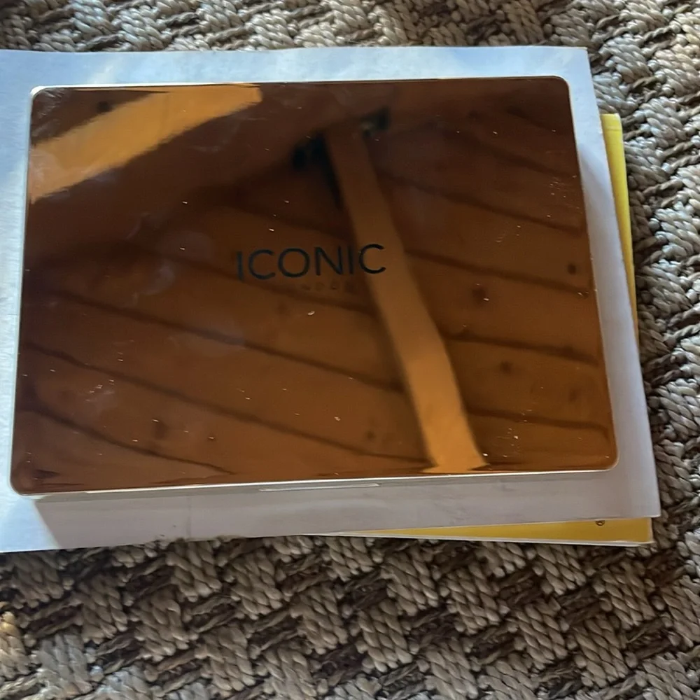 Iconic London Multi-Use Bronze & Highlighter Palette